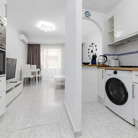 Concordia Beachside Apartment: Near Del Cura & Station *