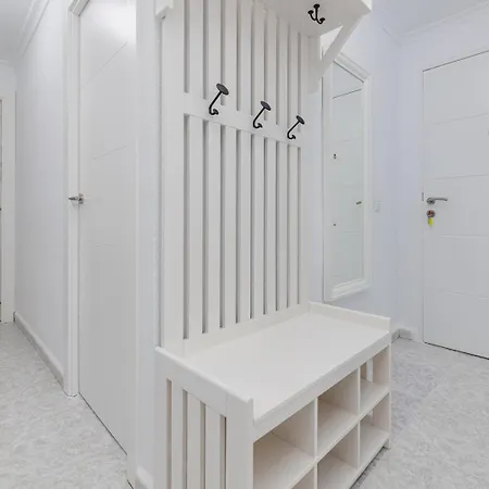 Concordia Beachside Apartment: Near Del Cura & Station