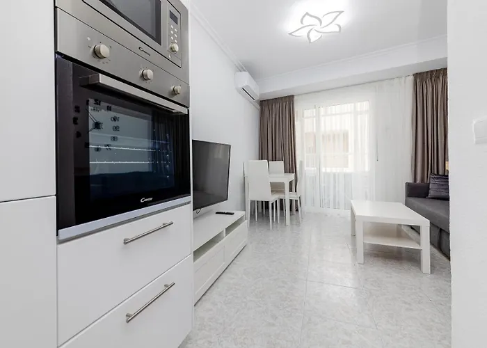 Calle Concordia 86, Two Bedroom Apartment, Up To 6 Guests, Near Del Cura Beach,supermarket Mercadona And Bus Station *